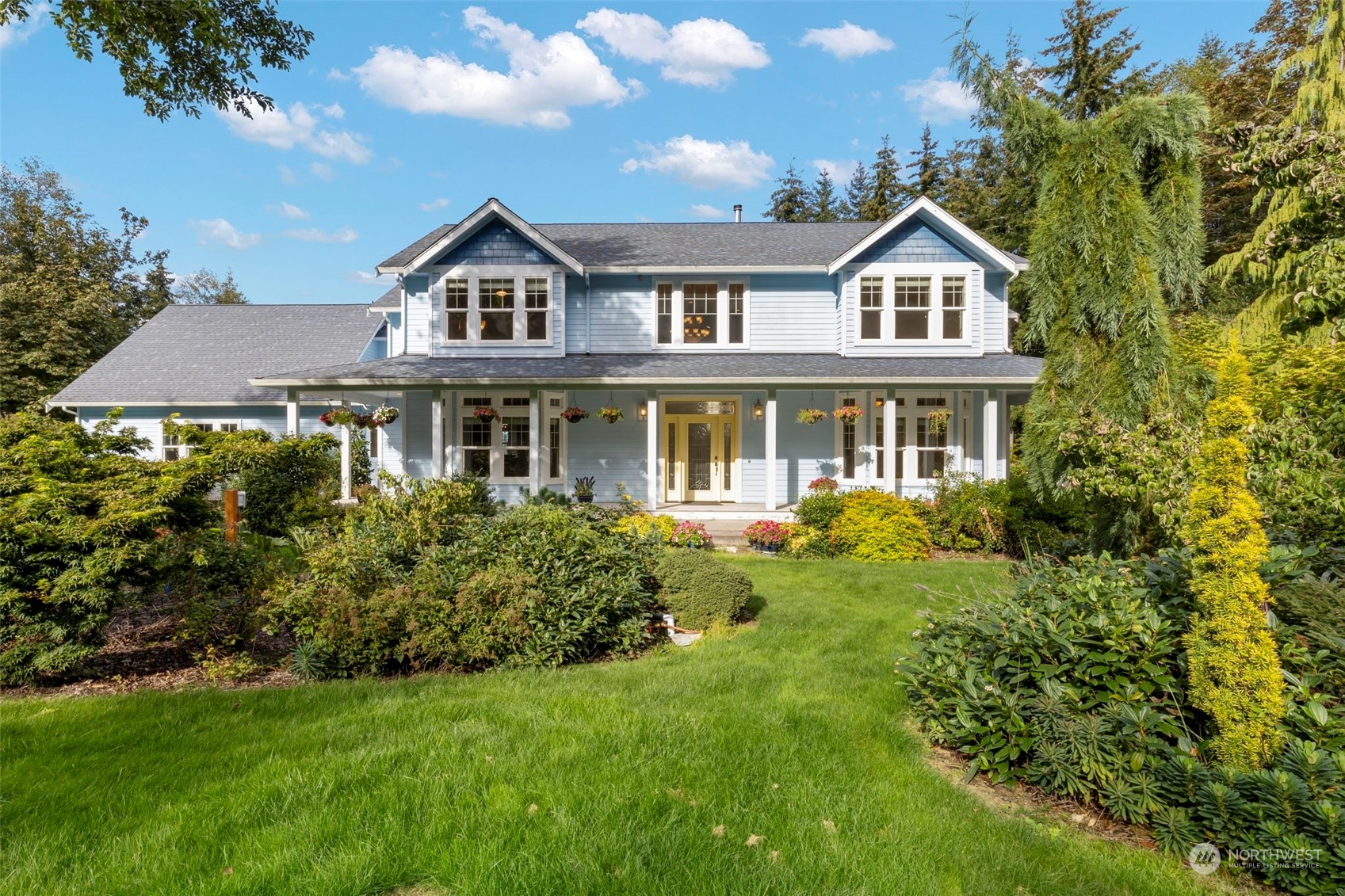 a view of a yard in front of house