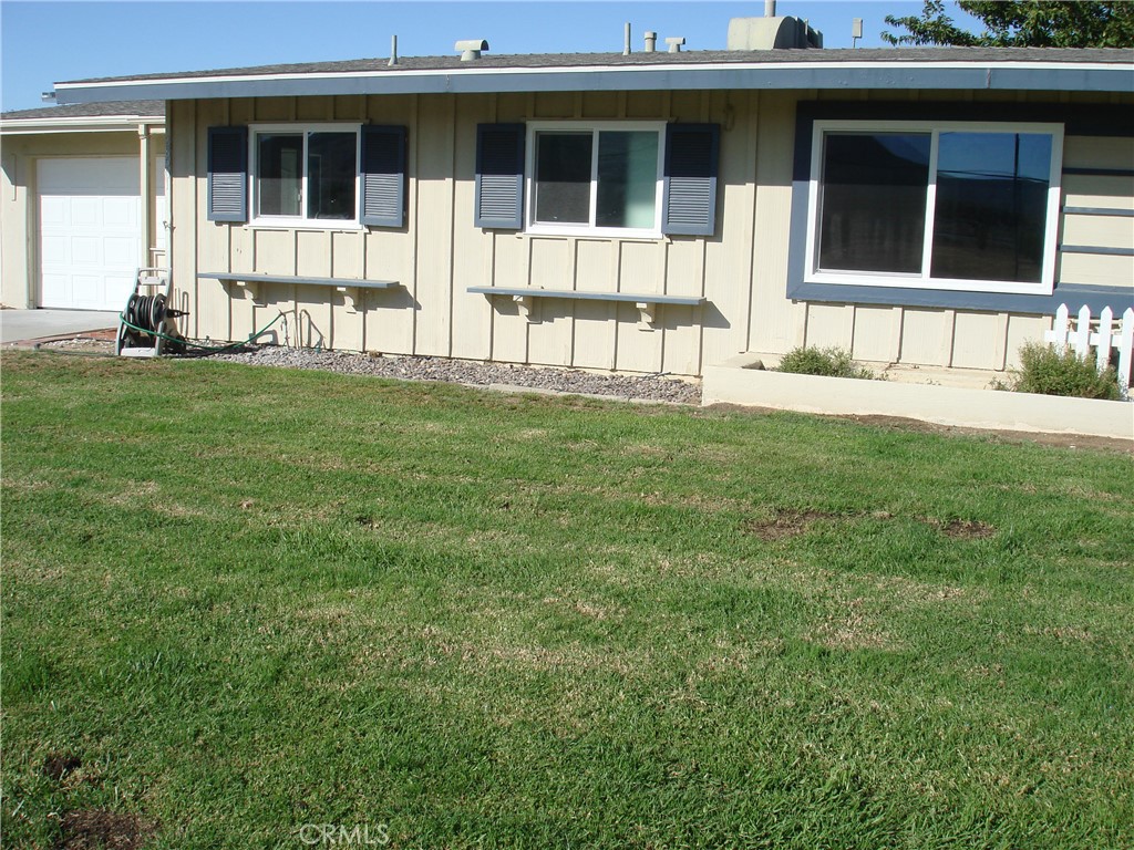 a view of a house with backyard and porch