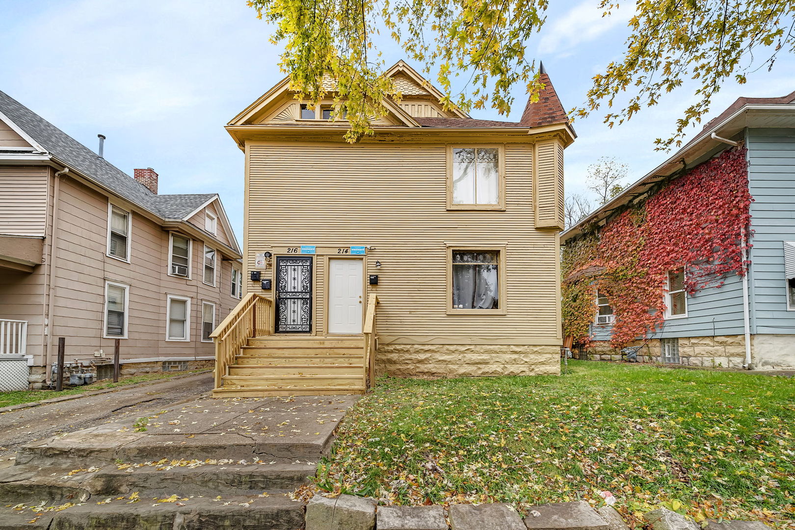 a view of a house with a yard