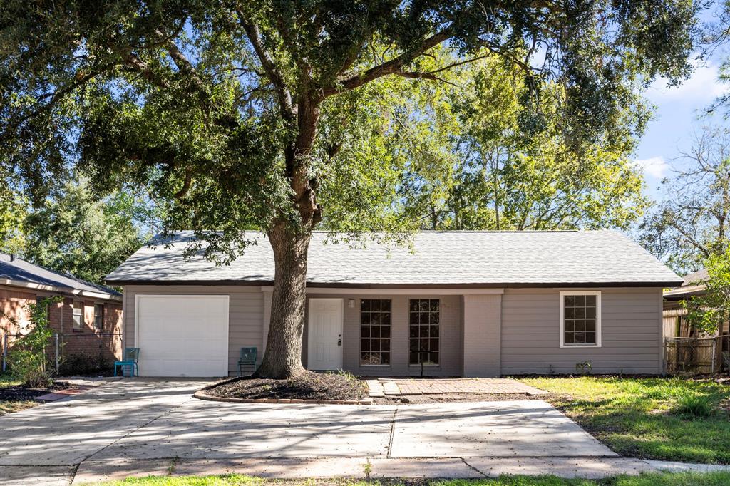 a front view of house with yard