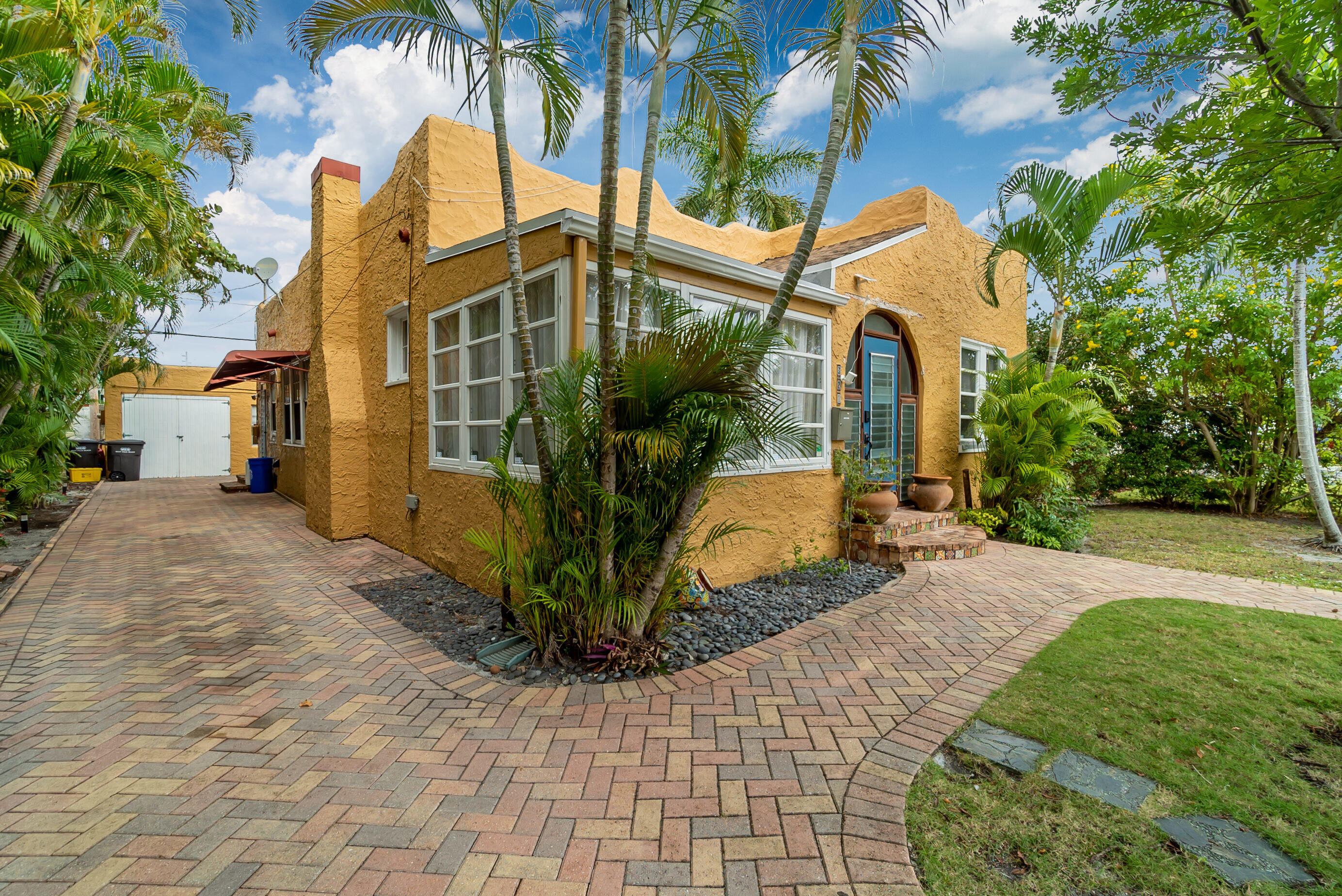 a view of a palm trees front of house