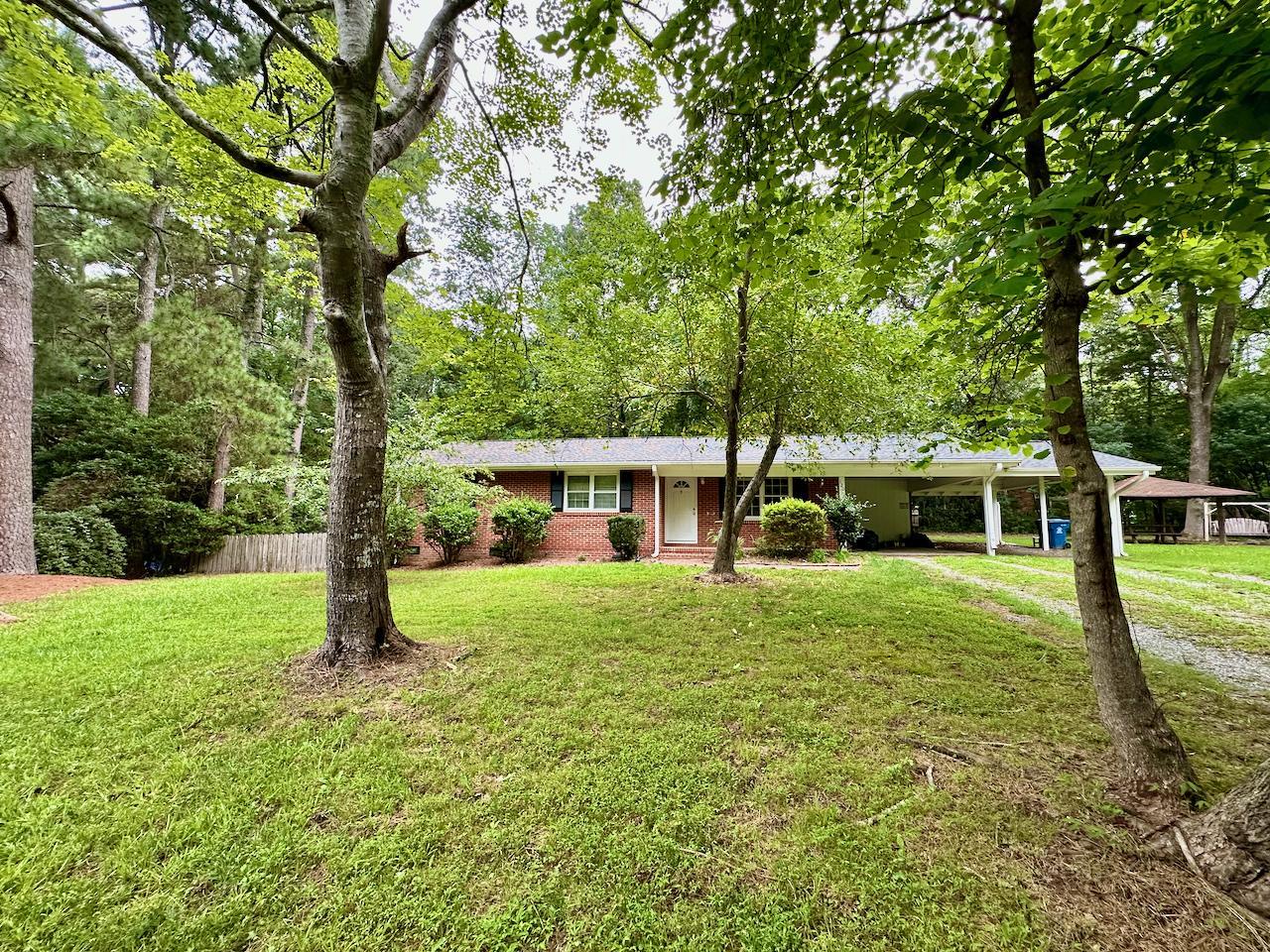 a view of a house with backyard