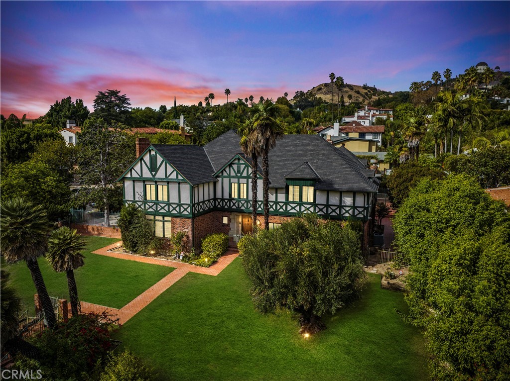 a view of a house with a yard