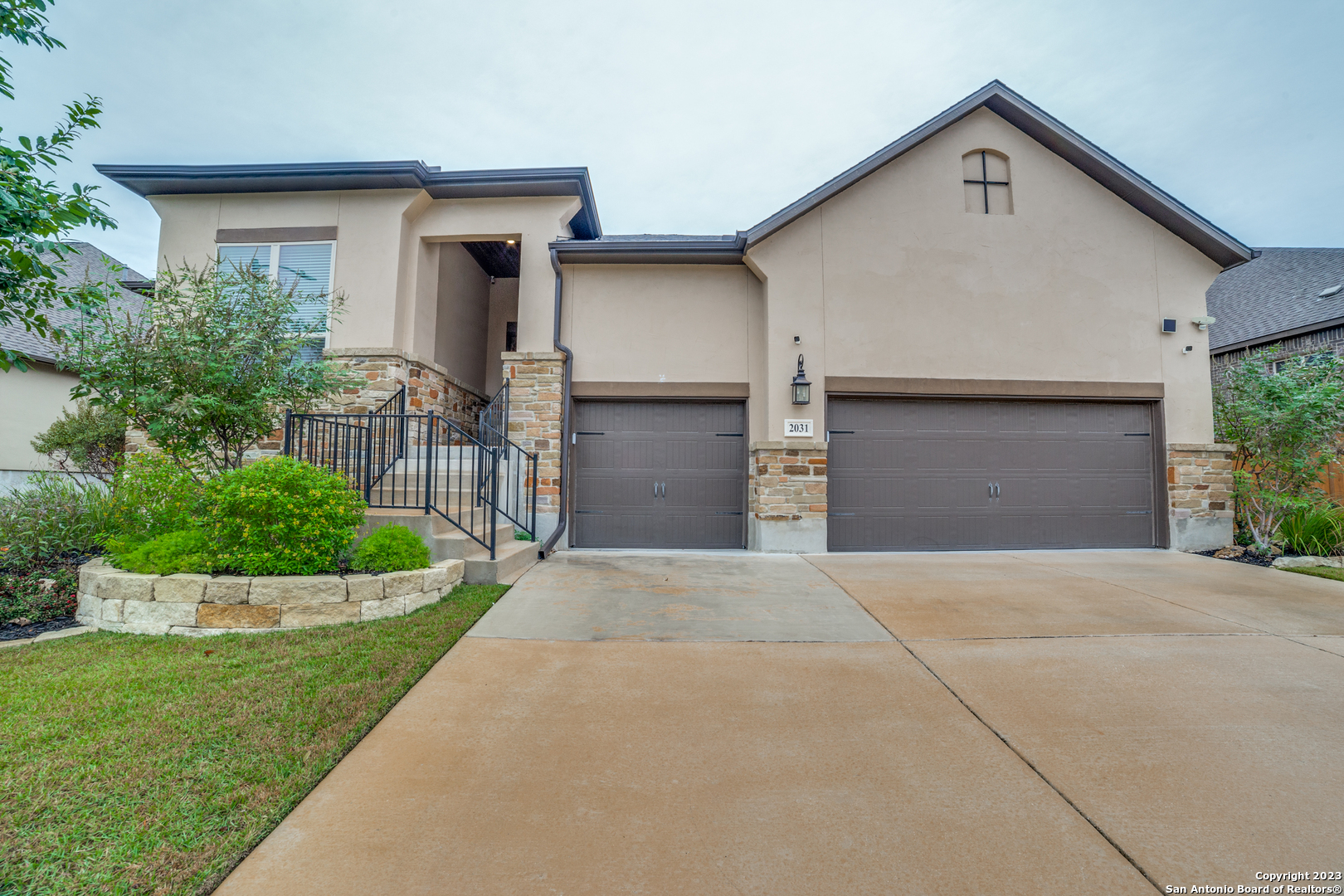 a front view of house with yard and garage