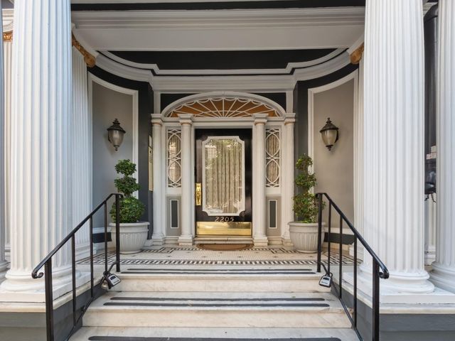 $1,499,000 | 2205 Sacramento Street, Unit 301 | Pacific Heights