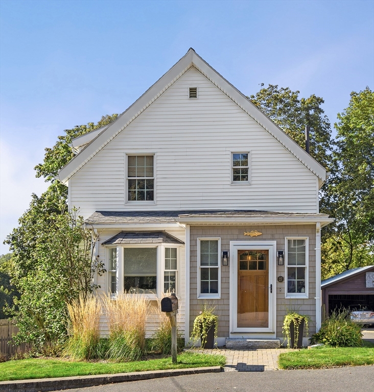 a view of a house with a yard