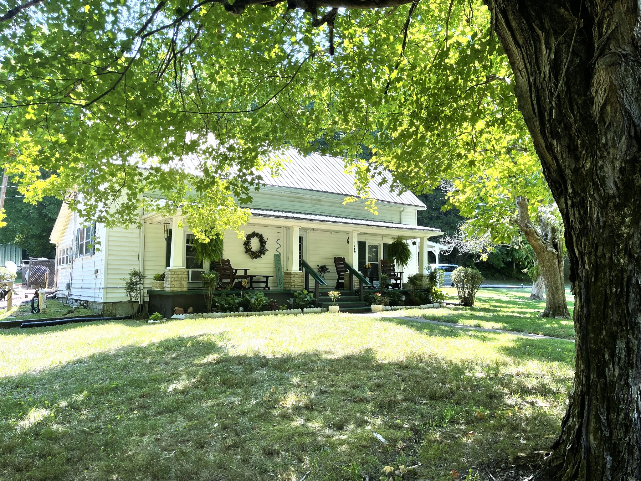 a view of a house with a yard