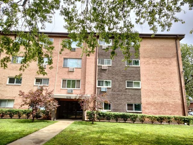 $234,900 | 1019 North Boxwood Drive, Unit 403 | Mount Prospect