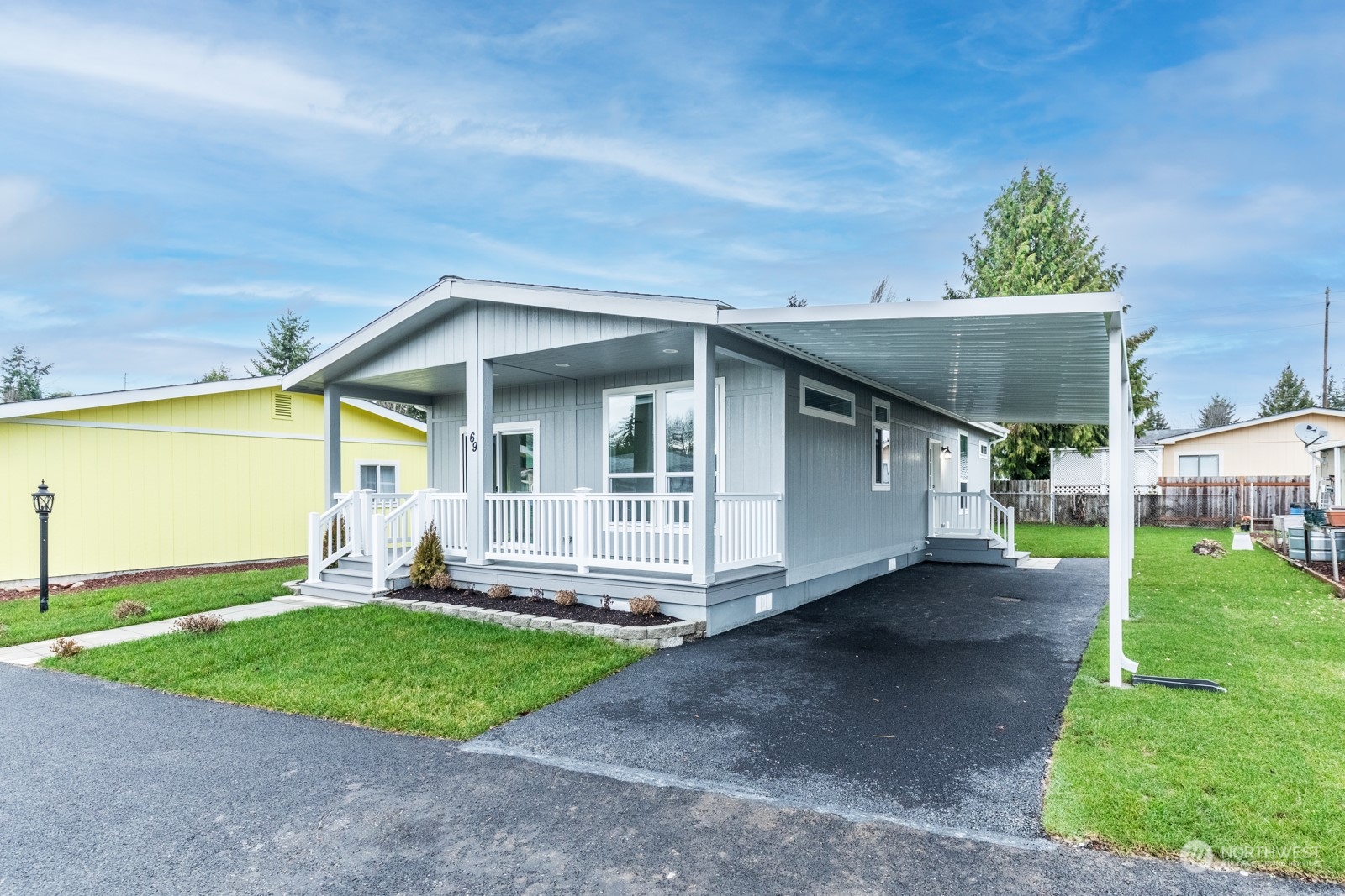 a view of a house with a yard