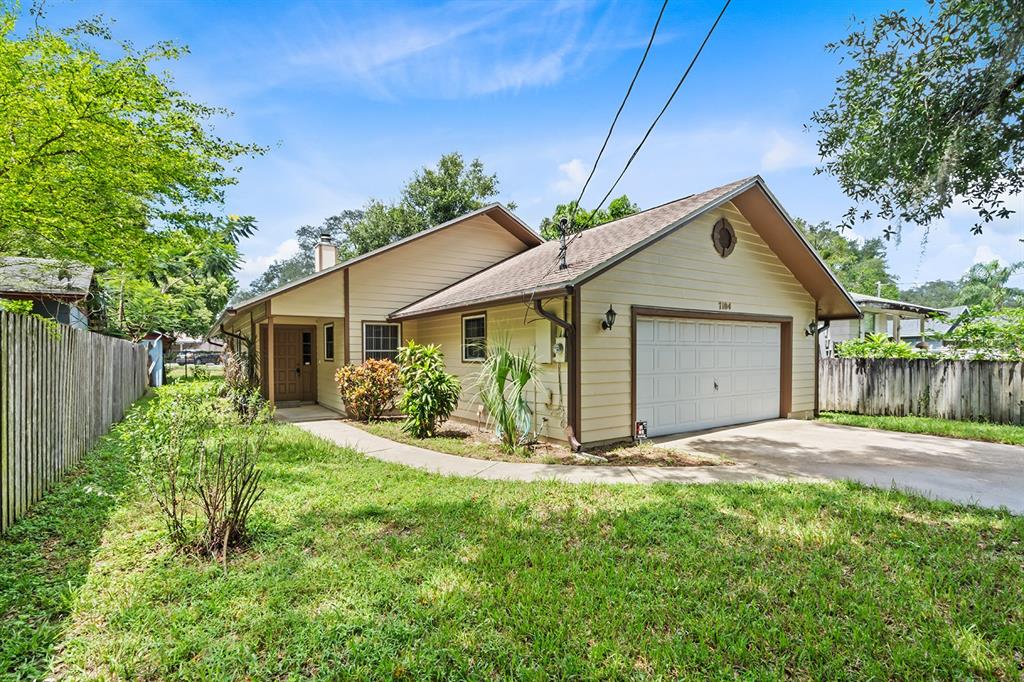 a view of a house with backyard and garden