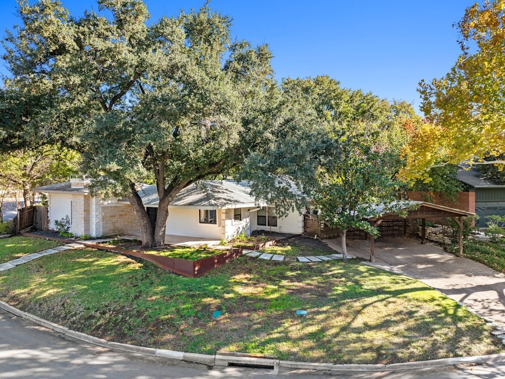 a view of a house with a yard