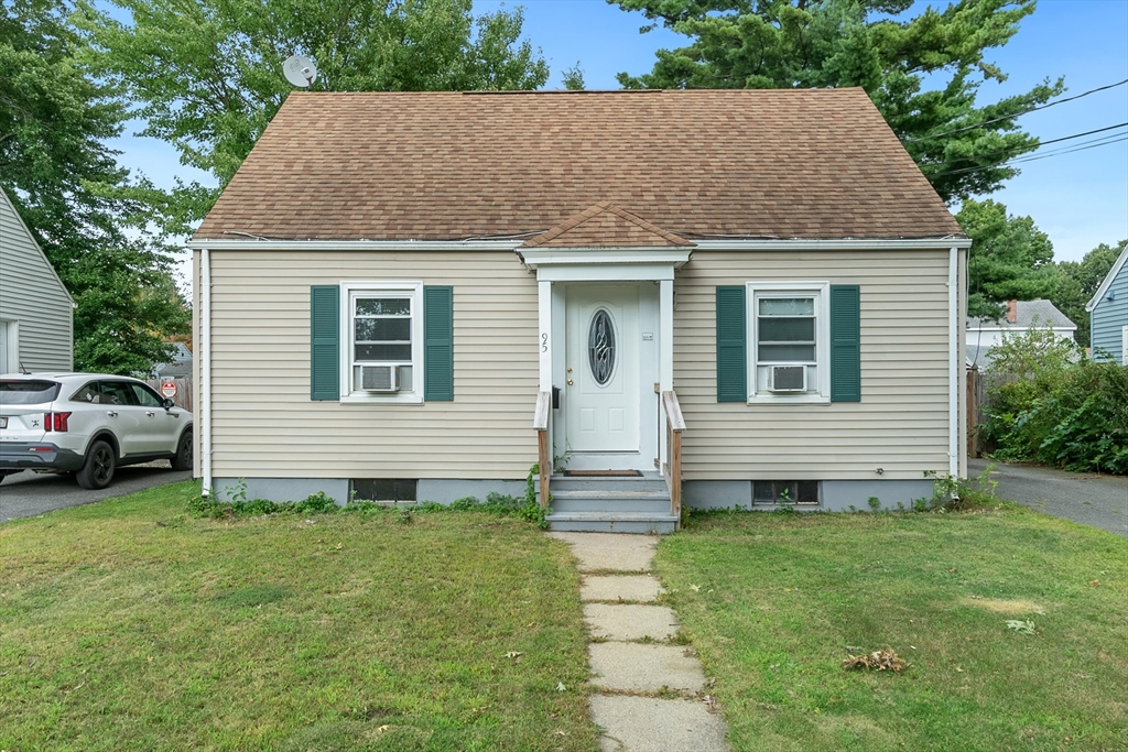 a view of a house with a yard