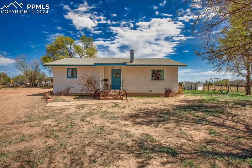 a view of a house with a yard