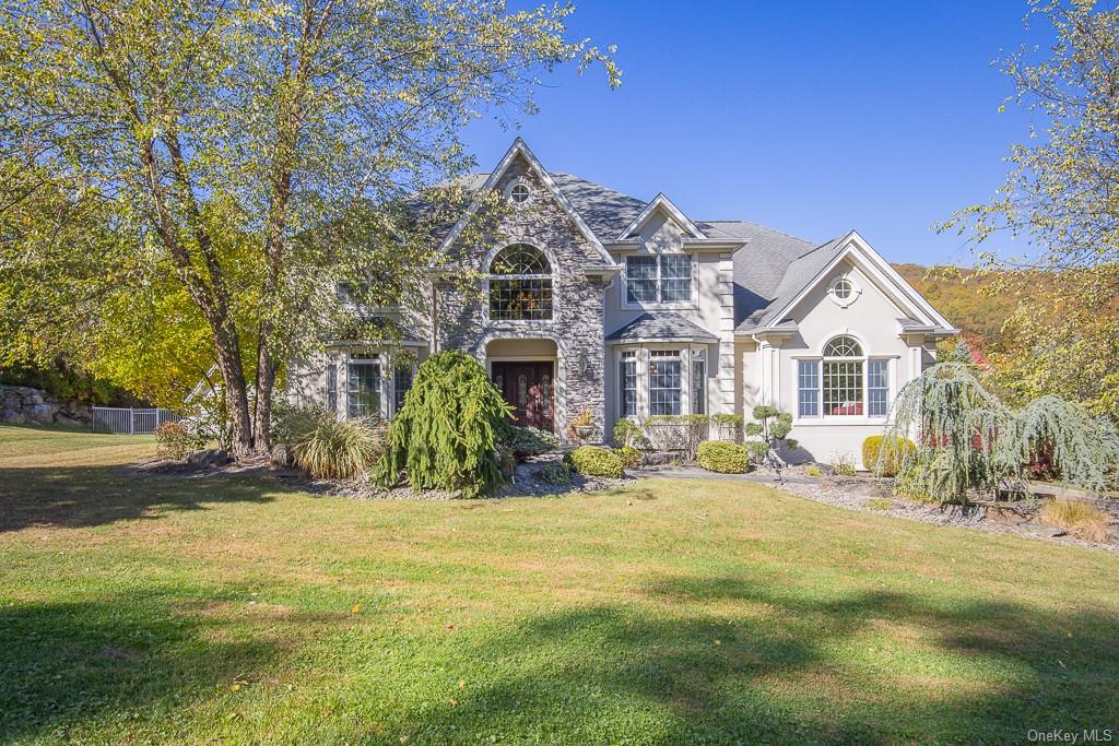 View of front of property featuring a front yard