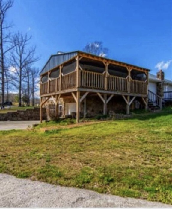 a view of a house with a yard