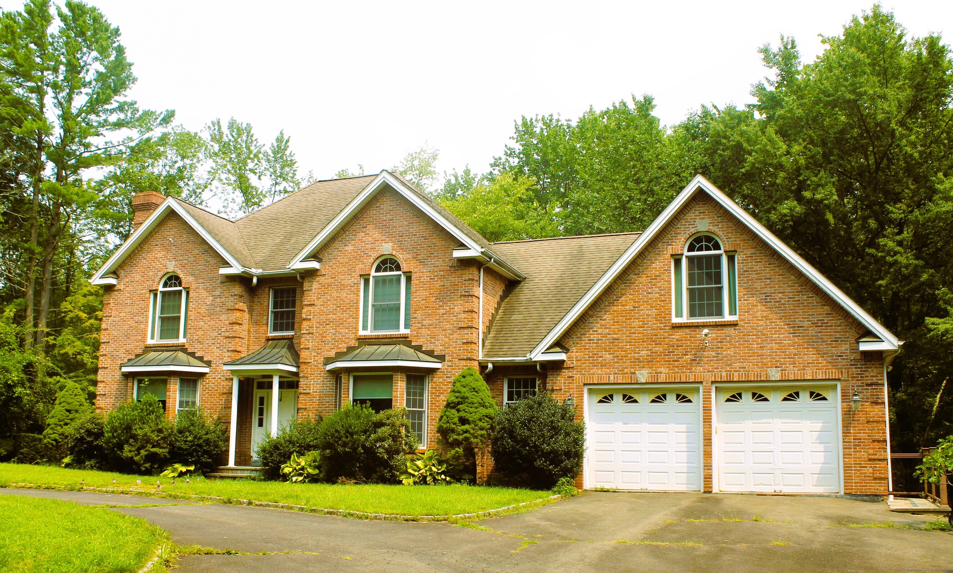 a view of a yard in front of house