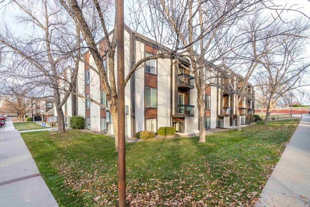 $195,000 | 3150 Lakeside Drive, Unit 102 | Lakeside Estates