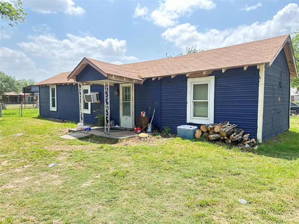 a view of a house with yard and porch