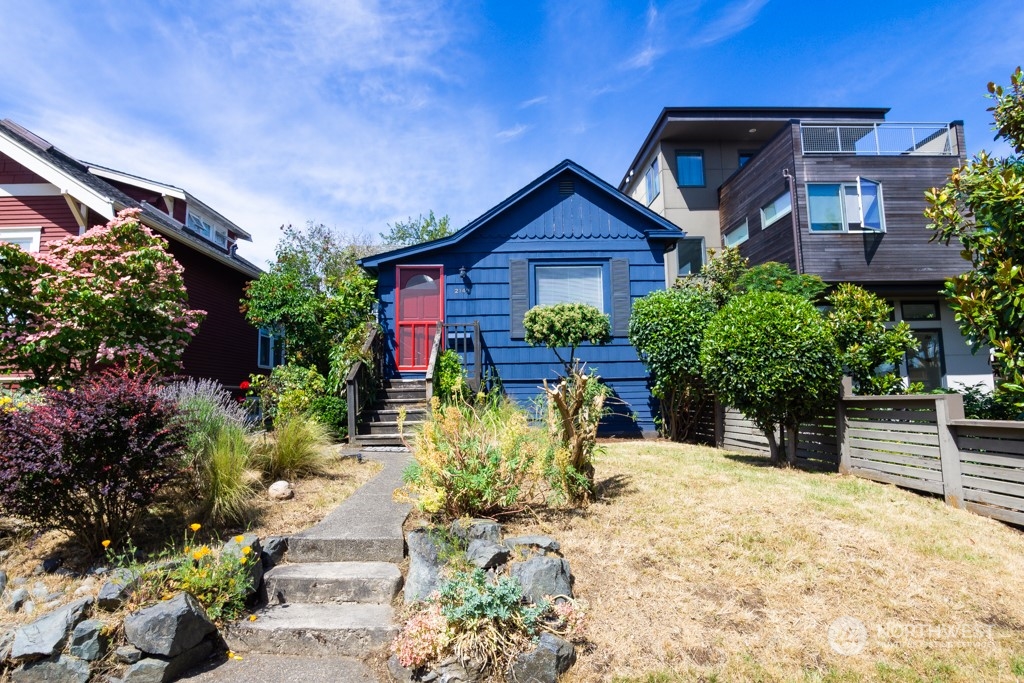 a view of a back yard of the house