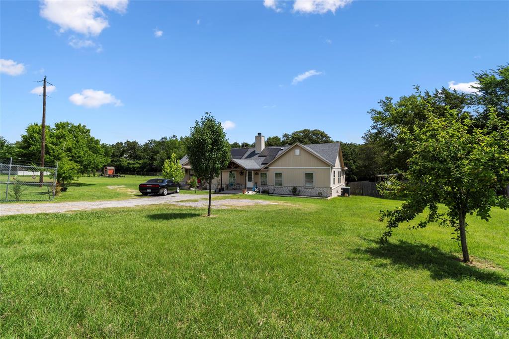 a view of a house with backyard and garden