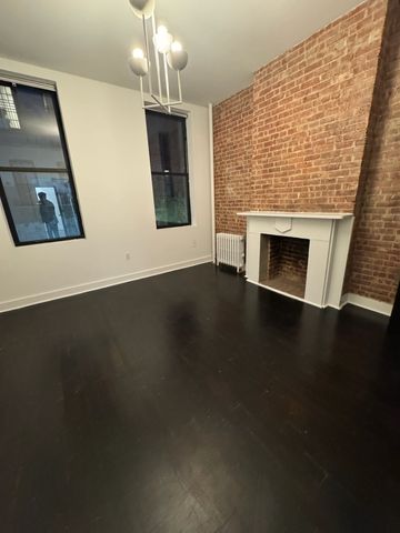 $2,550 | 355 West 47th Street, Unit 1RE | Hell's Kitchen