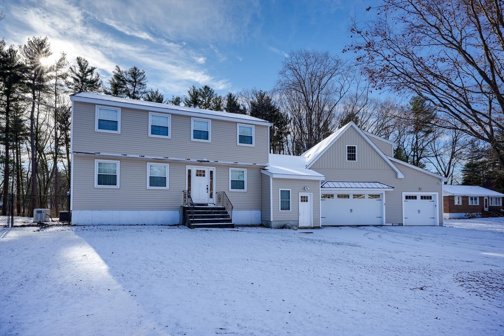 a view of front of a house with a yard