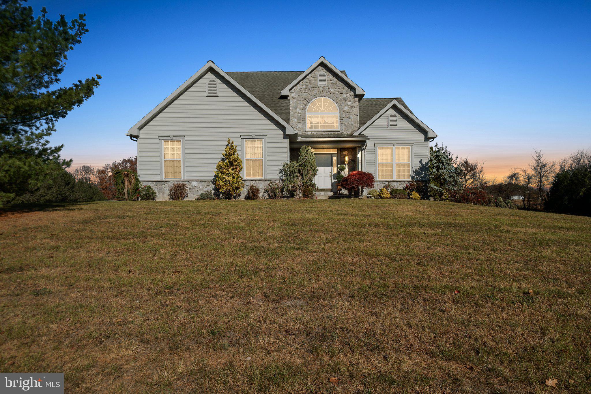 a view of a house with backyard