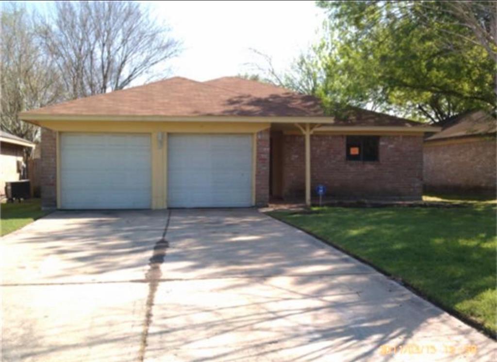 a front view of house with yard