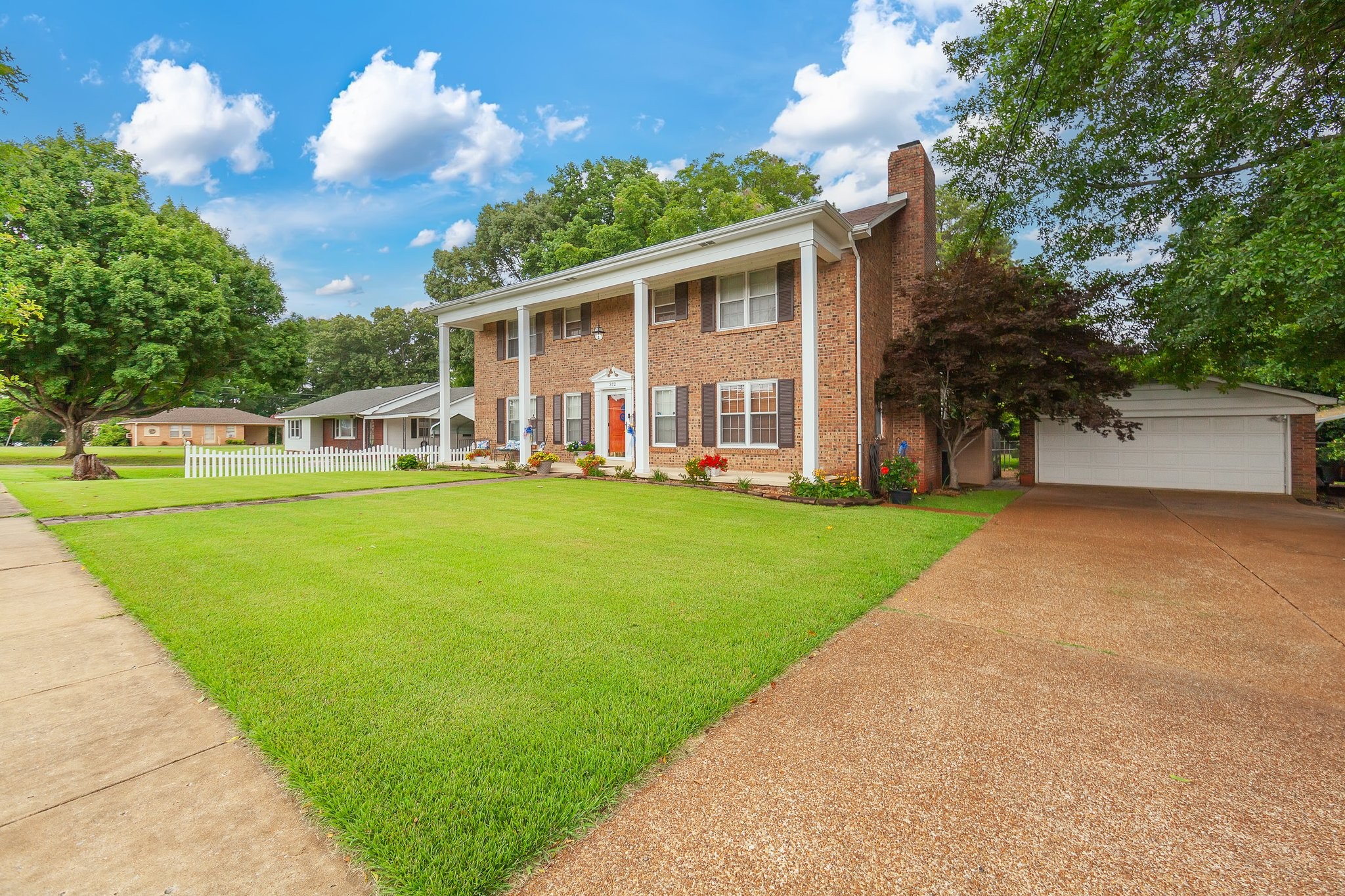 a view of a house with a yard