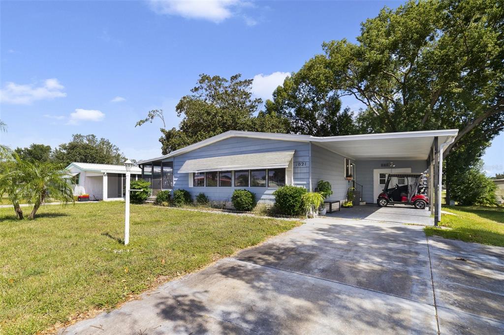 a view of a house with backyard and porch