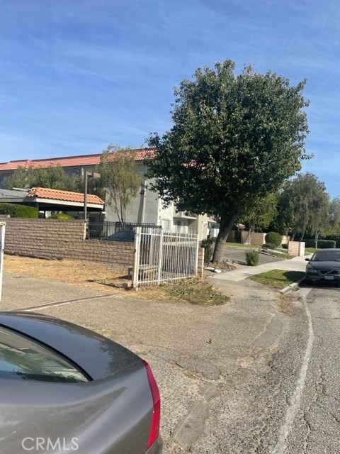 a view of a yard with an house