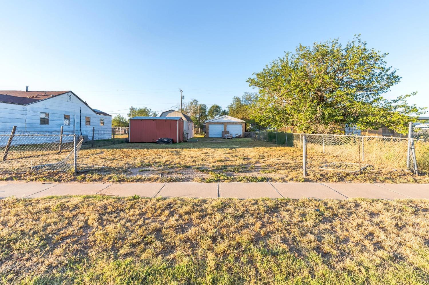 a view of a yard with a house