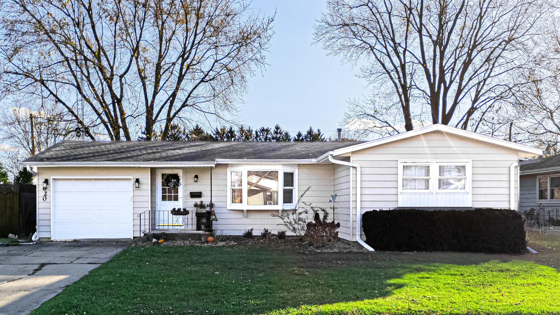 a view of house with a yard