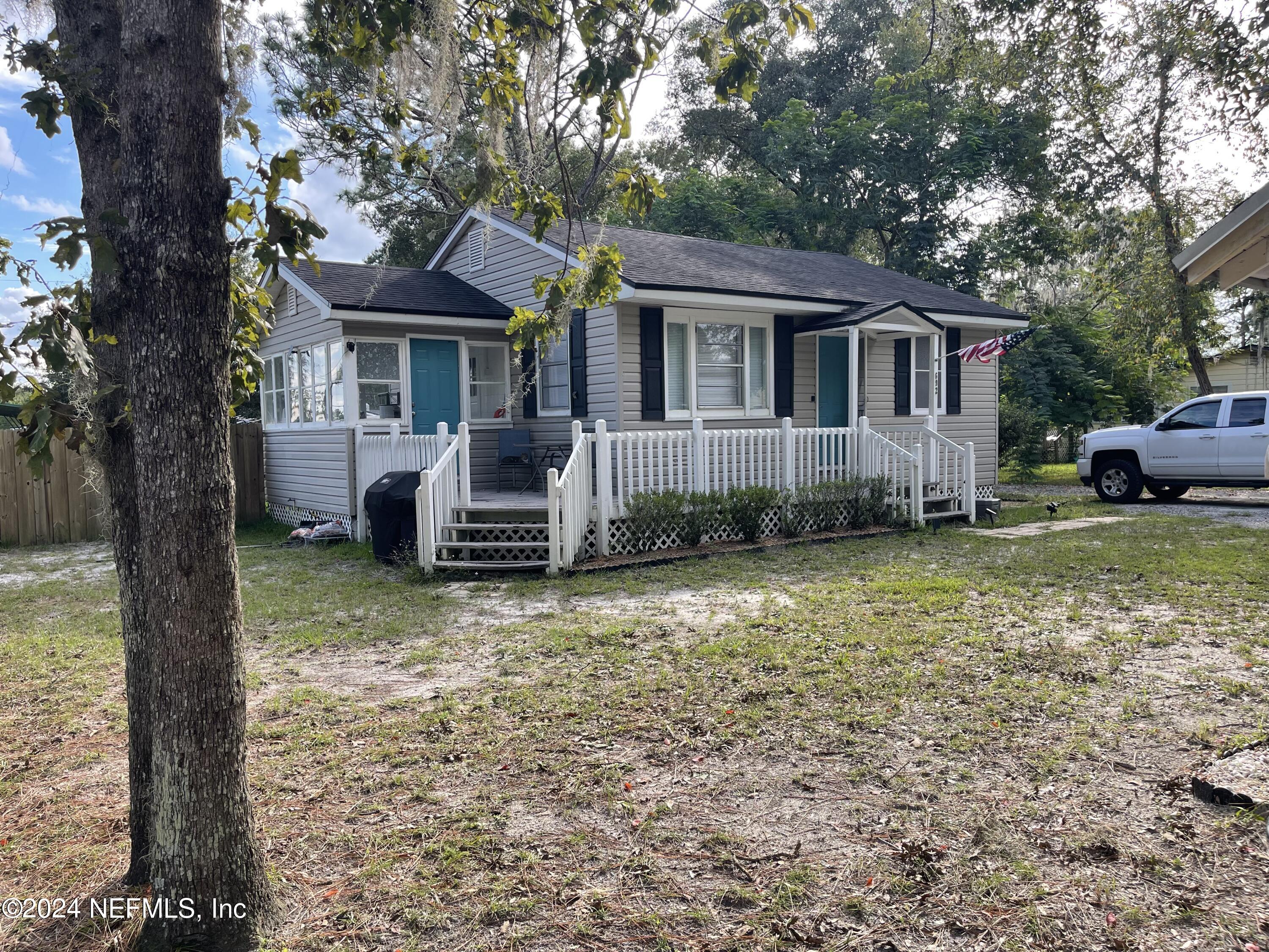 a view of house with a yard