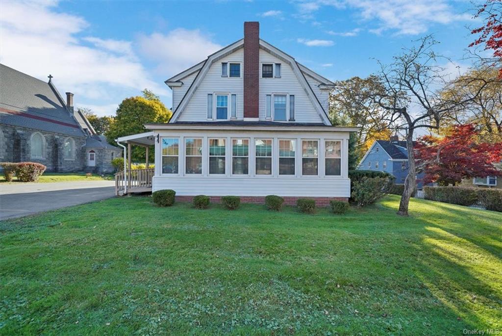 a view of a house with a backyard