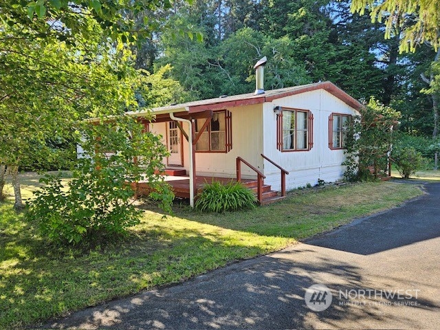 a view of a house with a yard