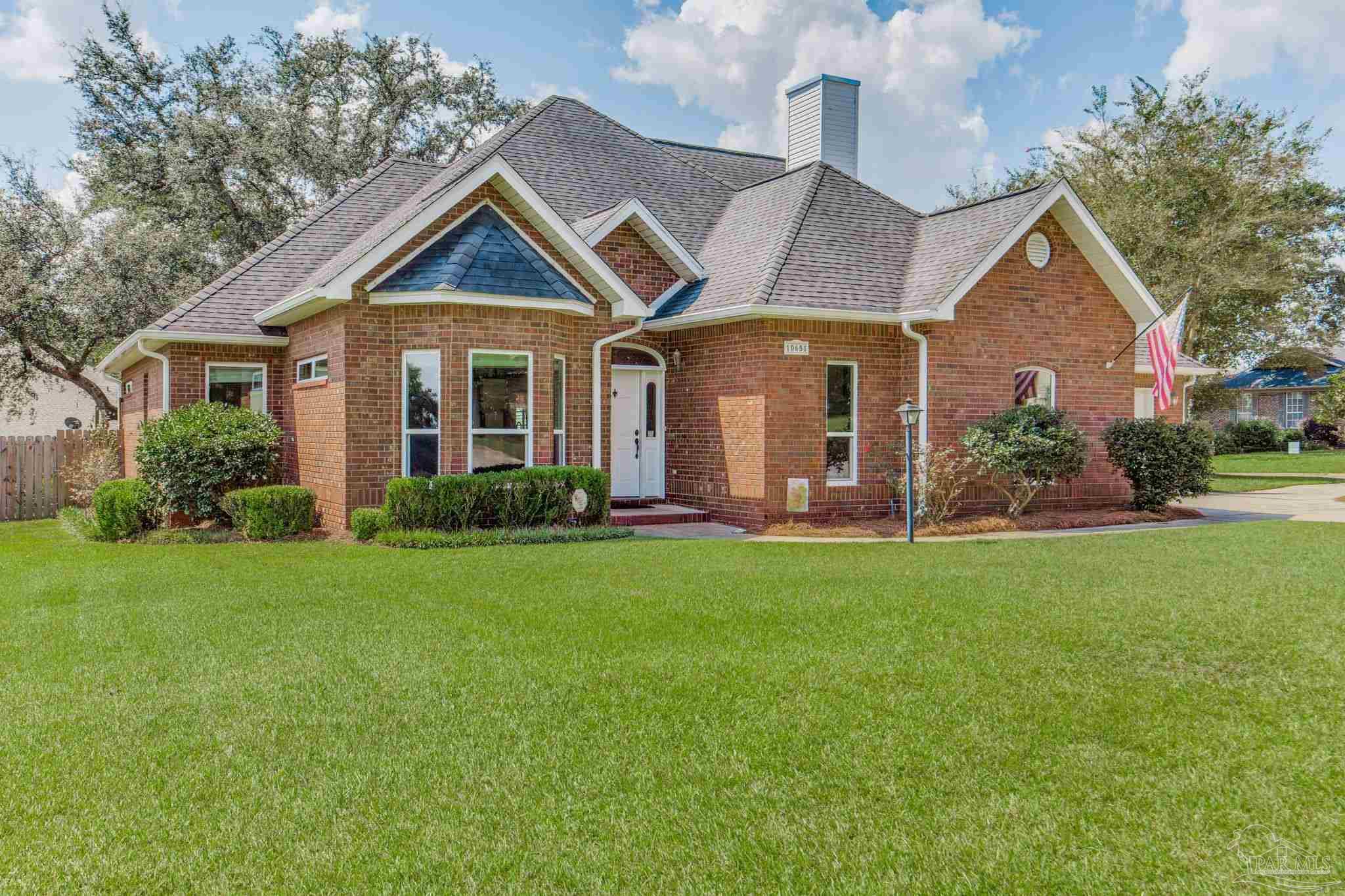 a view of a house with backyard and garden