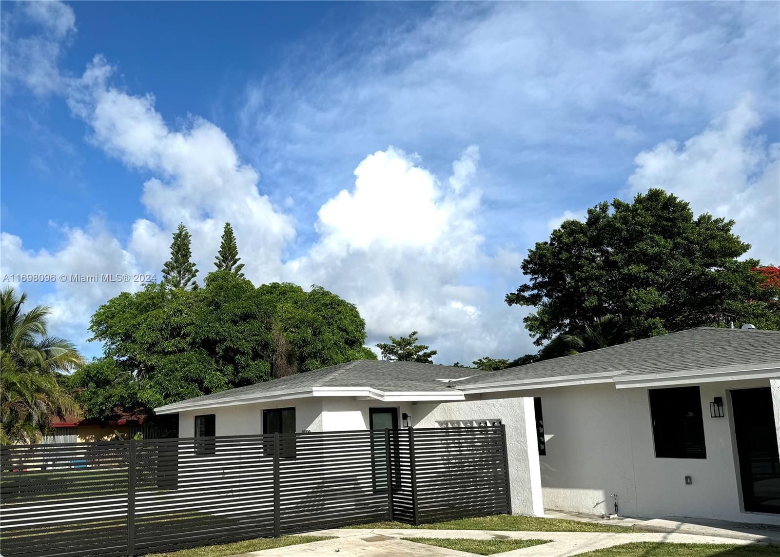 a view of a house with a backyard