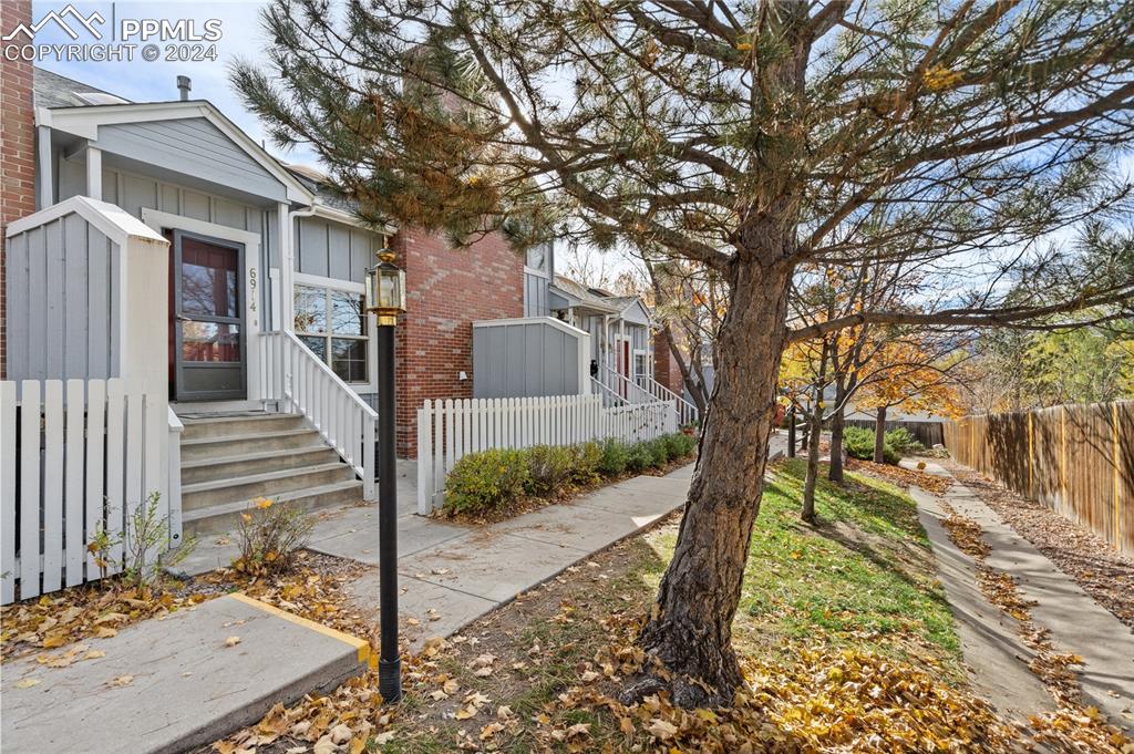 a view of a yard in front of a house