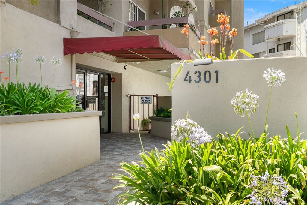 a view of a sign board in front of house