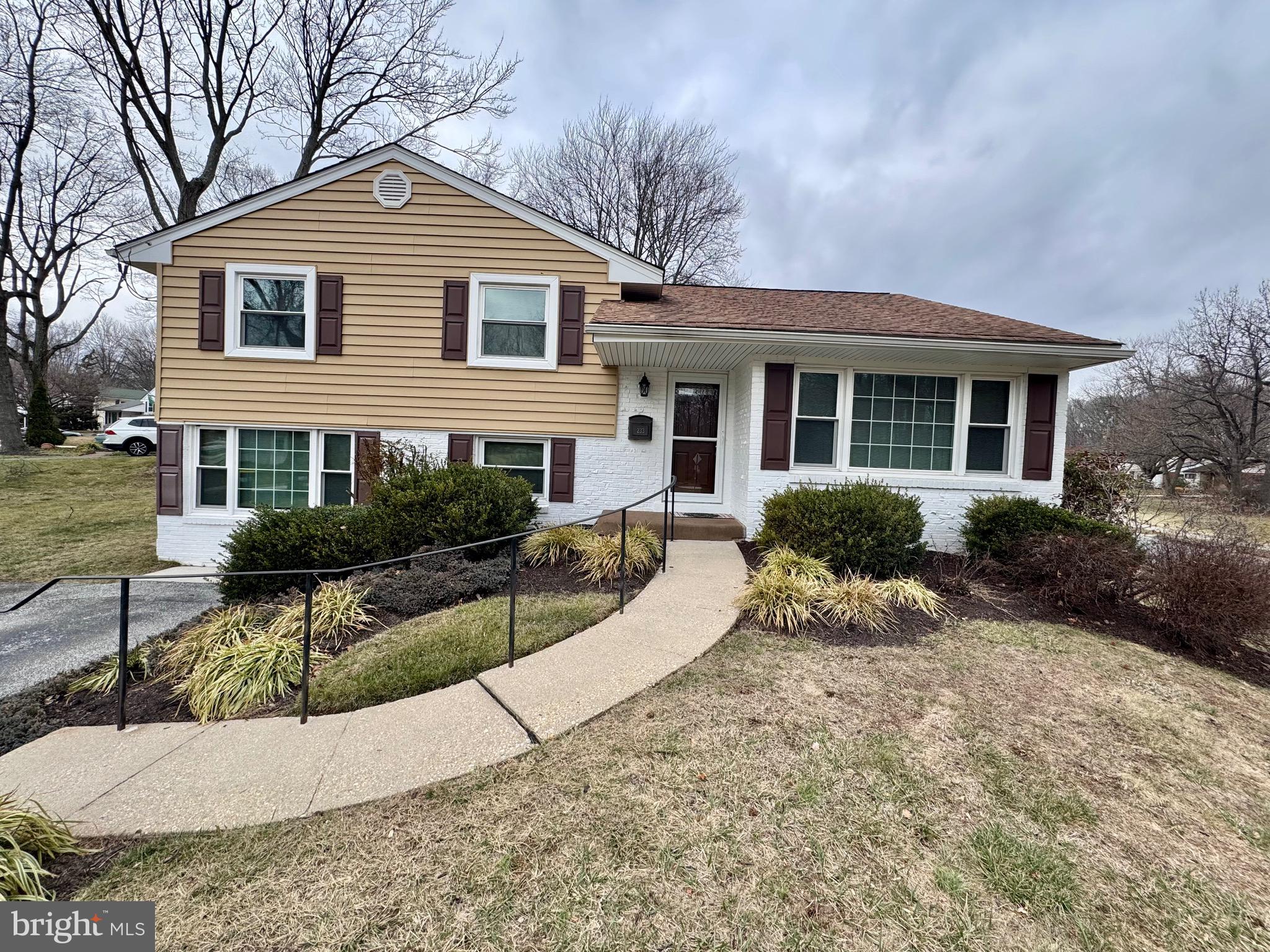 a view of a house with a yard