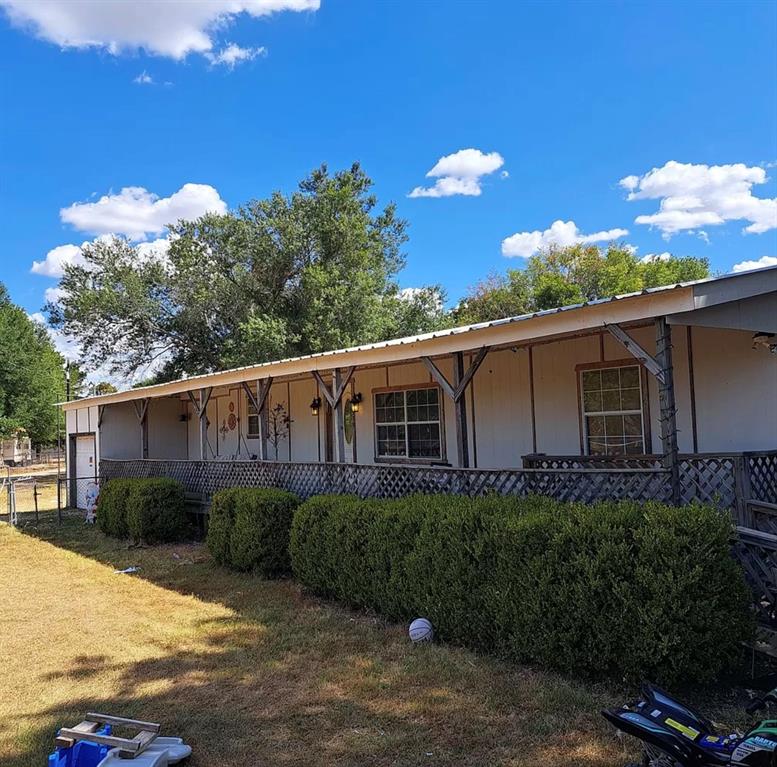 a view of a house with backyard and garden