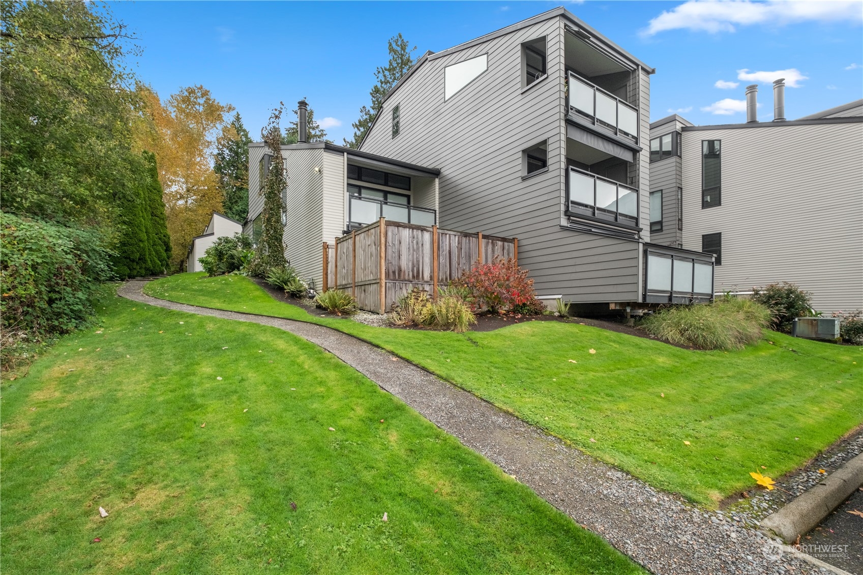 a view of a house with backyard and garden