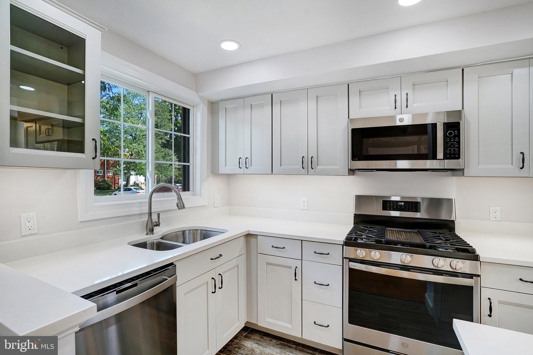 Beautifully updated open kitchen w luxury finishes