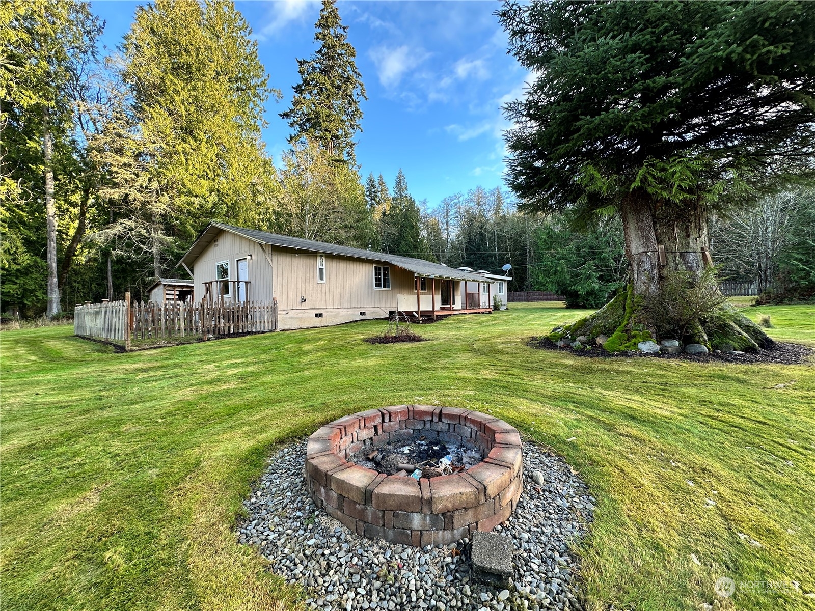 a view of a house with backyard and sitting area