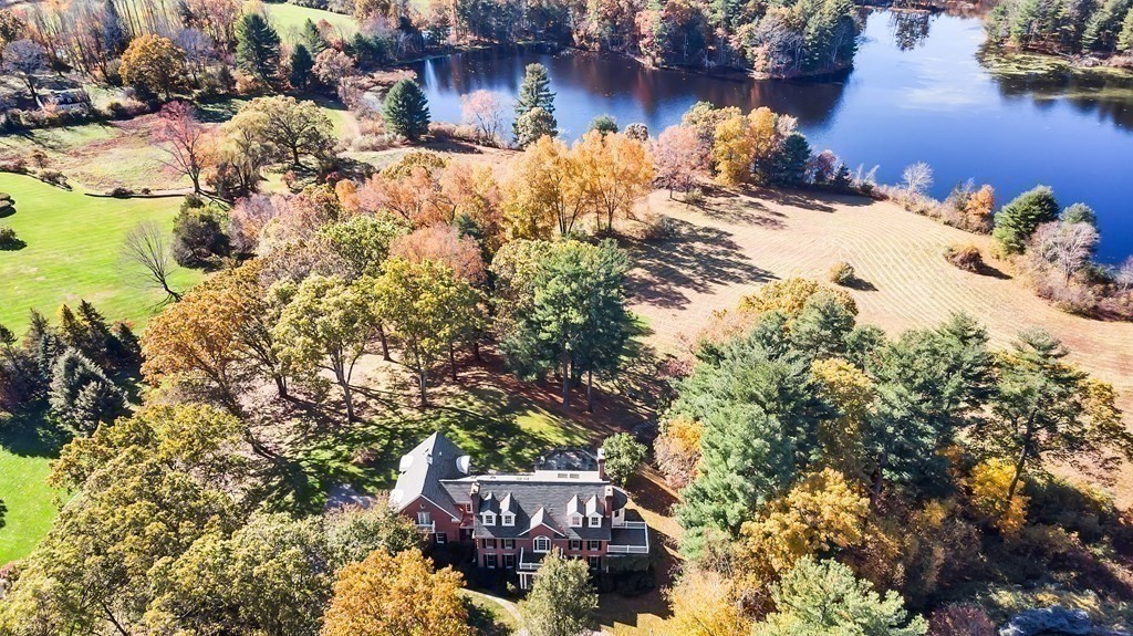 a view of a houses with yard