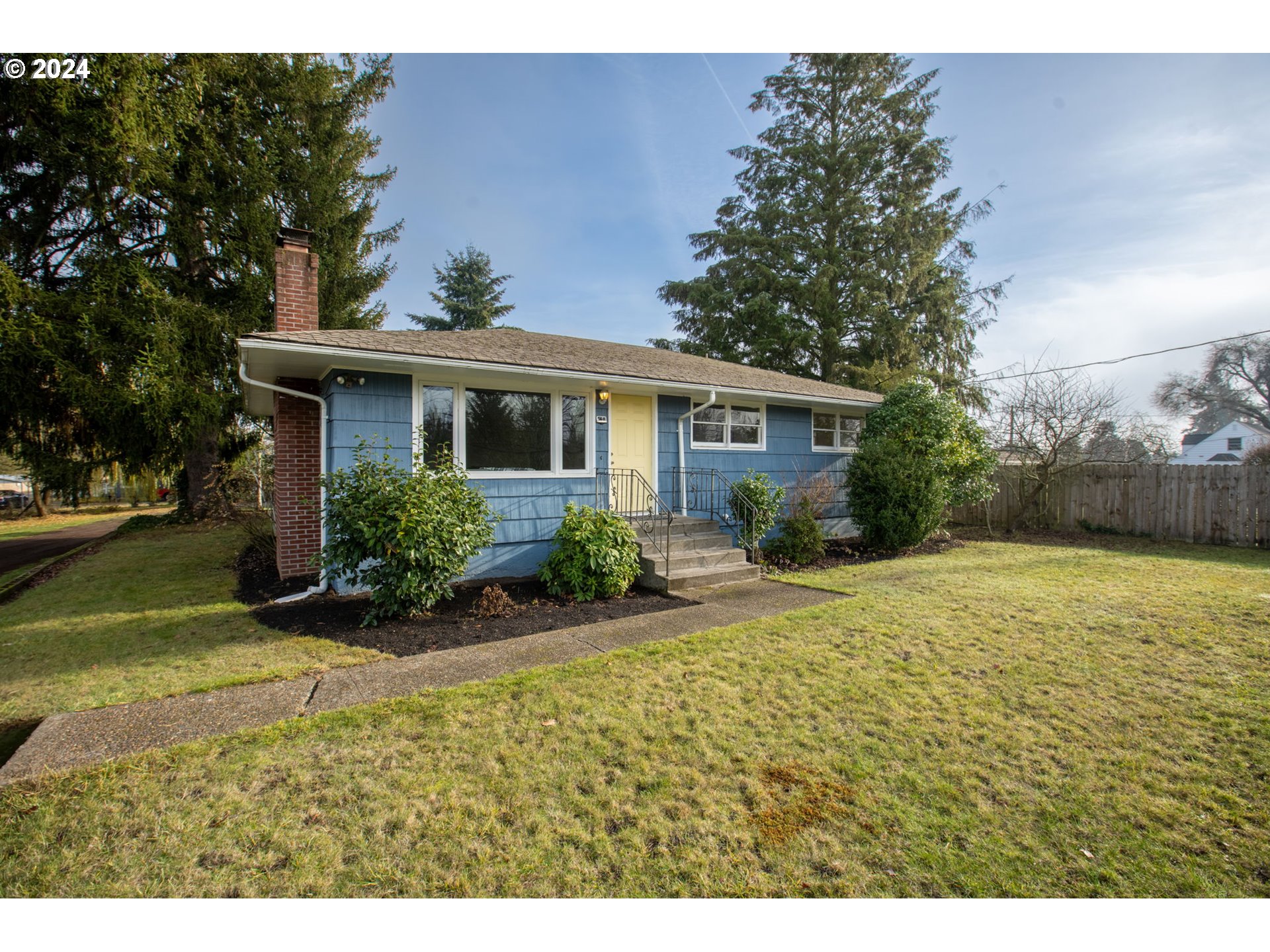 a view of a house with backyard and garden