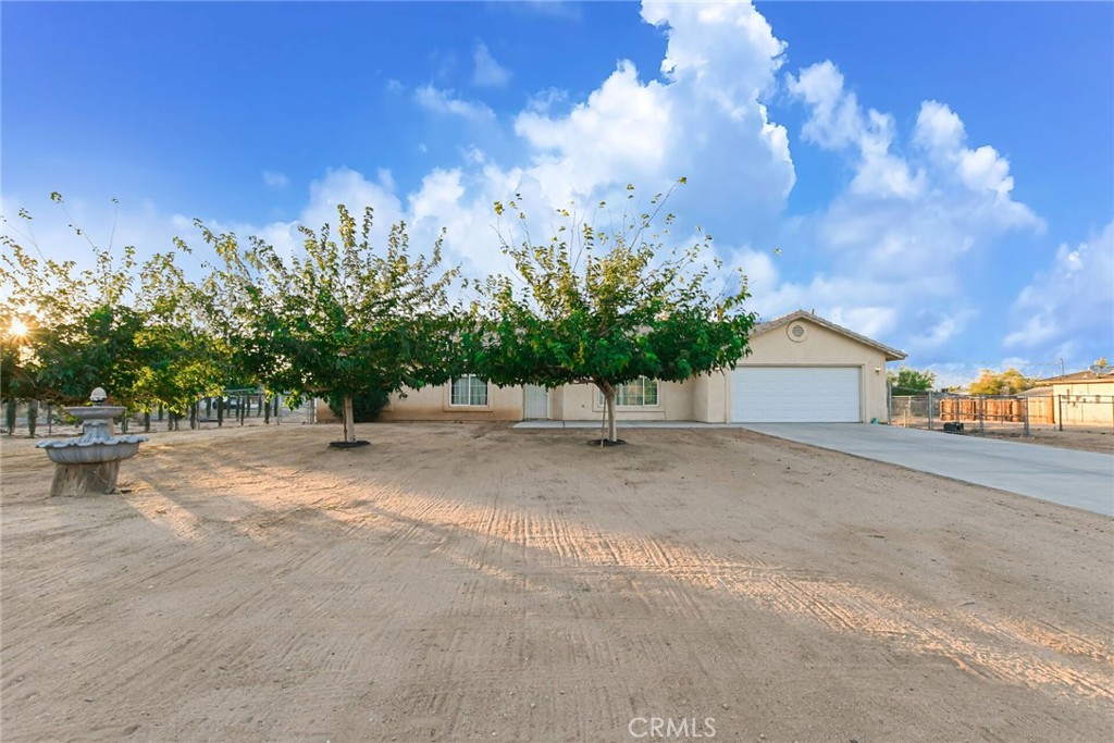 a view of a yard with a house