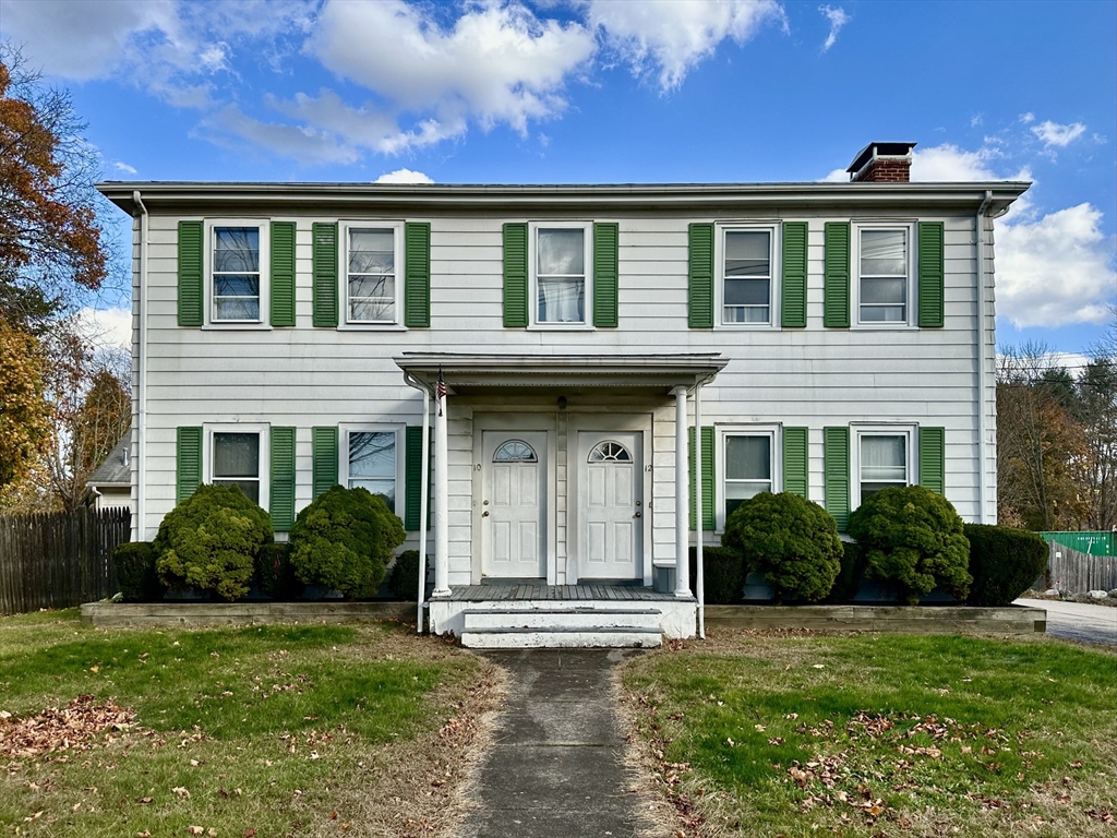 a view of a house with yard and plants