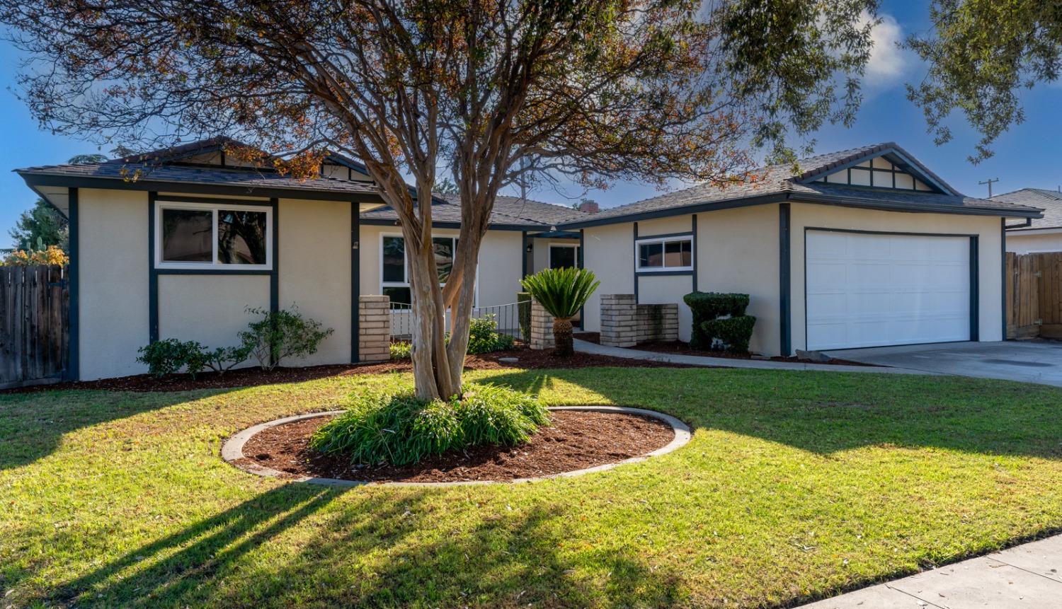 a view of a house with back yard